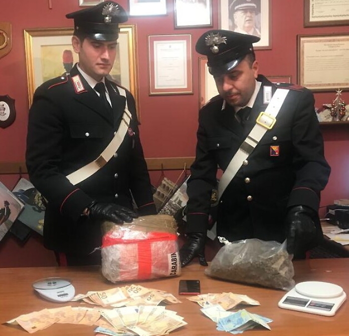 Nonno e nipote nascondevano la droga sotto il materasso