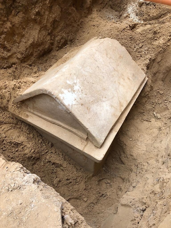 Gela, il sarcofago di via Ciceronetrasportato al museo archeologico