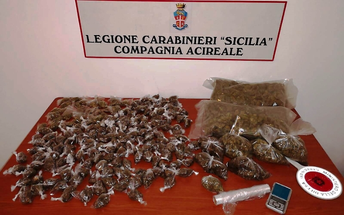 Marijuana nella casa in cui vive con la figlia di 7 anni: arrestata