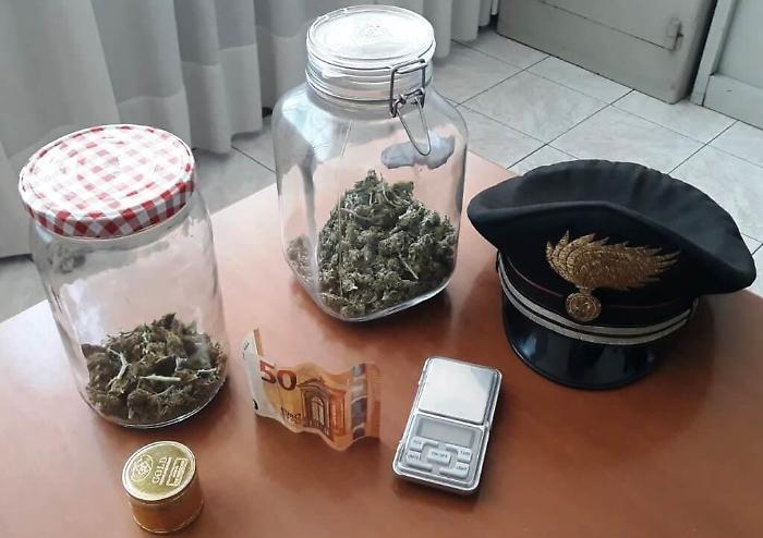 San Gregorio, impiegato nascondeva in auto "erba" e kit da spacciatore