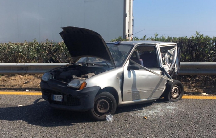 &ldquo;Autoscontro&rdquo; sull'A18: un morto e 4 feriti (due sono bambini)