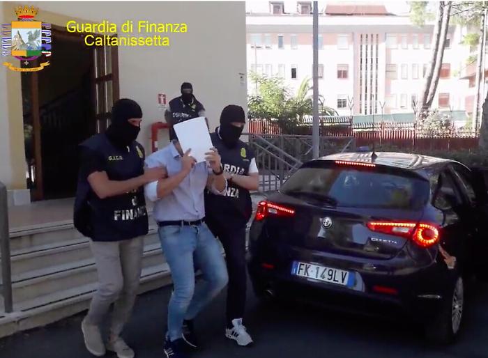 Gela: arrestati gli imprenditori Luca per riciclaggio dei capitali del clan