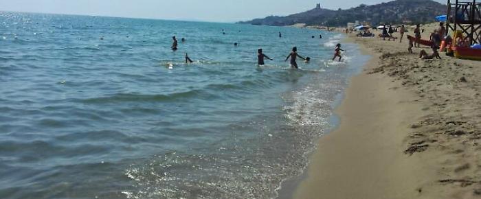 Gela, corpo di uomo senza testa e senza gambe ritrovato vicino ad un lido