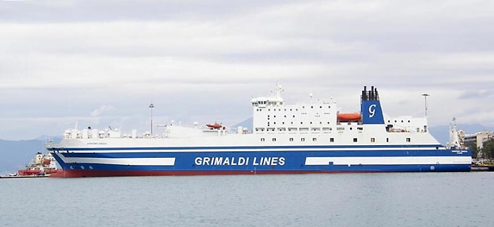 Nave per Catania ferma dalla notte in mare: paura tra i 250 passeggeri