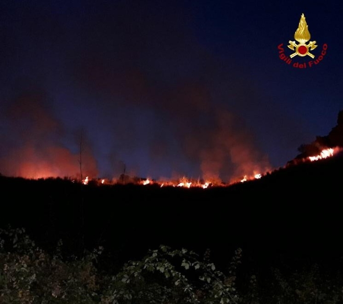 Fiamme sulla collina di Vampolieri, un incubo lungo 6 ore: rogo domato