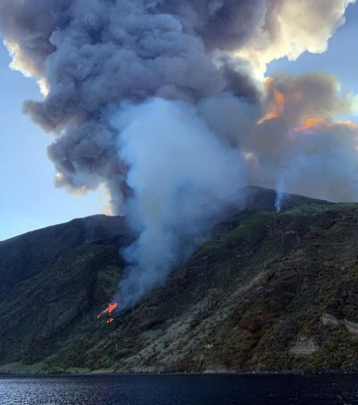 Stromboli, altra violenta esplosione e stavolta il vulcano fa tanta paura