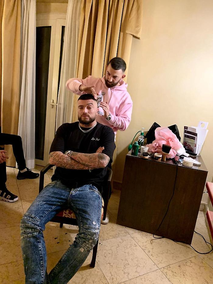 Pettine, forbici e Trap, Giovanni Arena, il barbiere cool di Gu&egrave; &amp; Co.     