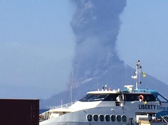 L'Ingv: &laquo;Stromboli ancora in disequilibrio&raquo; Scatta allerta giallo della Protezione civile
