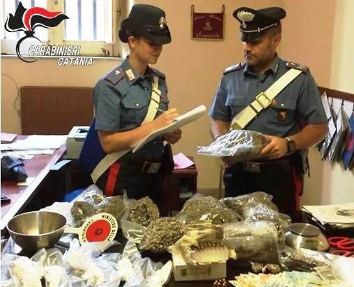 Catania, gestivano "deposito" droga: arrestate mamma, figlia e nonna... 