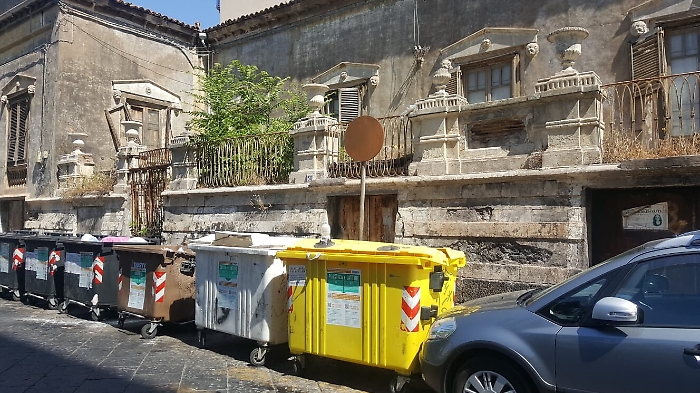Catania: cassonetti di spazzatura e il barocco!