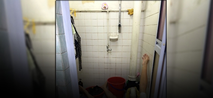 Non si aziona il salvavita, donna muore folgorata durante la doccia