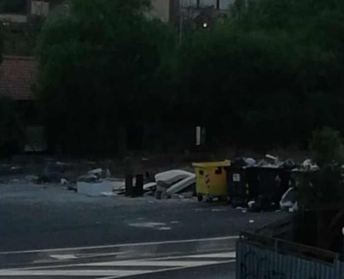 Catania: i cittadini continuano a smaltire i rifiuti a tutte le ore 