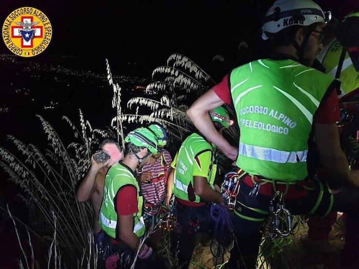 Escursionista finisce in un dirupo e si ferisce, salvato dal soccorso alpino