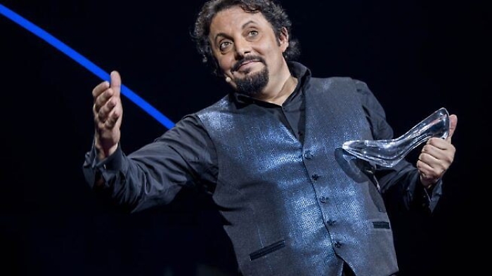 "Un'ora sola vi vorrei", il monologo di Enrico Brignano al Verdura