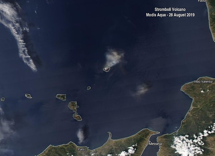 Stromboli, l'eruzione vista dallo Spazio con lo "sbuffo" dell'Etna