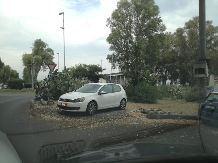 Catania : aeroporto,aiuole in degrado adibite ad area di sosta...