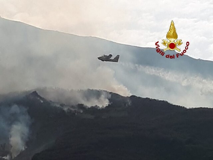 Stromboli: continua l'attivit&agrave; eruttiva, colata lungo la sciara del fuoco 