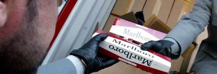 Palermo, tunisino sbarca da nave al porto con un carico di sigarette di contrabbando