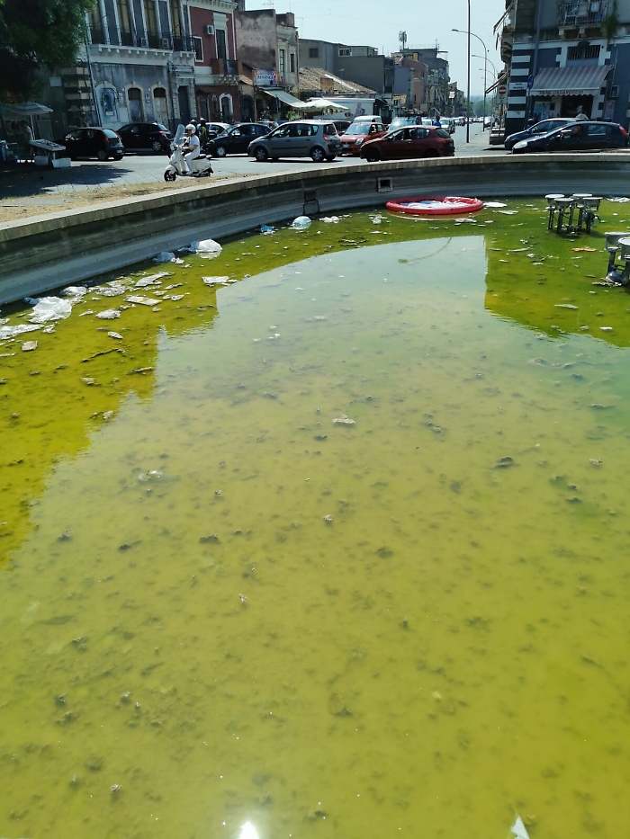 Catania : la fontana ...  della discarica.