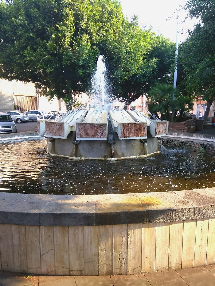 Catania : a Barriera del Bosco la fontana &egrave; un acquatrino.