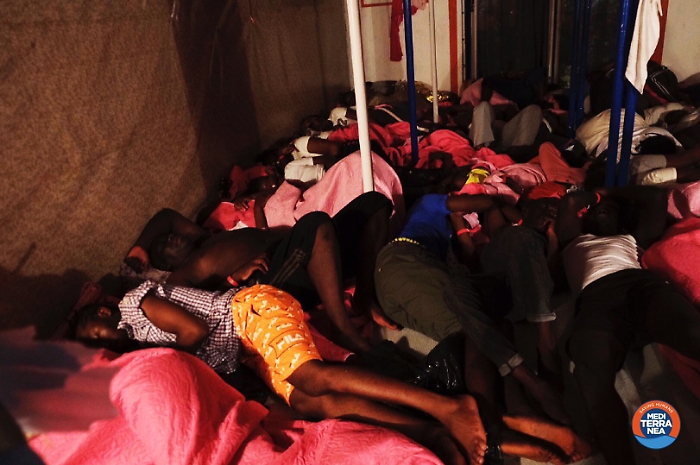 Dalla "Mare Jonio" grido d'allarme per rischio emergenza sanitaria: &laquo;Fateci sbarcare&raquo;