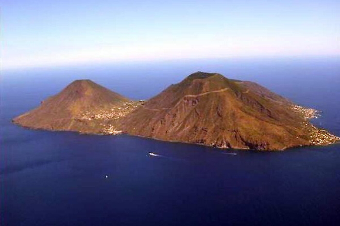 Abusivismo edilizio, a Salina 85 indagati tra ex e attuali amministratori comunali