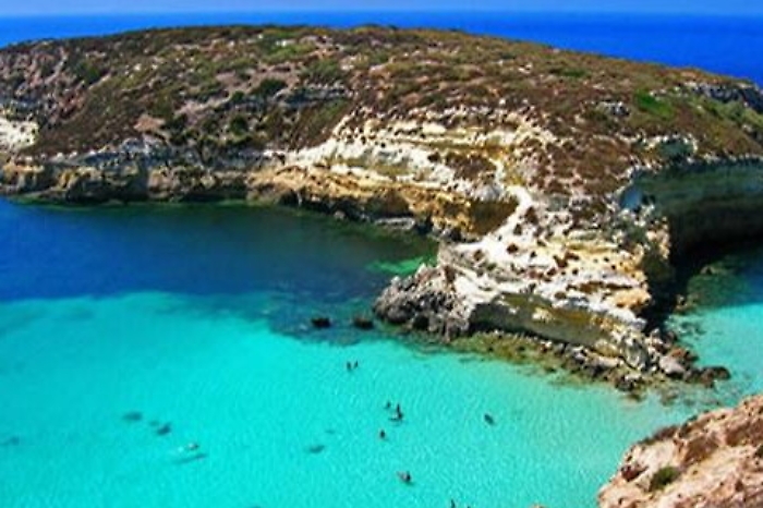 Lampedusa, barca carica di turisti sfiora scoglio e affonda: salvi per "miracolo"