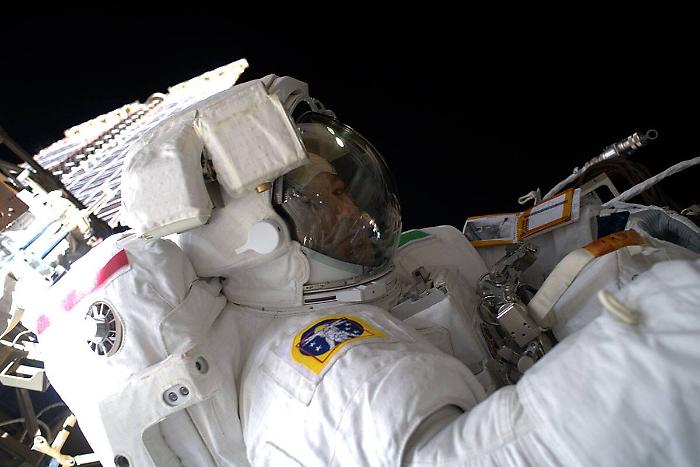 Per AstroLuca, a testa in gi&ugrave;, la passeggiata spaziale pi&ugrave; dura