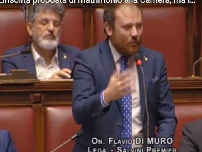 Proposta di matrimonio alla Camera, era solo una "comparsata"?