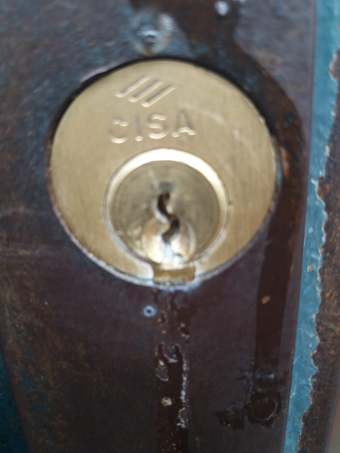 Catania: colla nelle serrature degli stabili di corso Sicilia