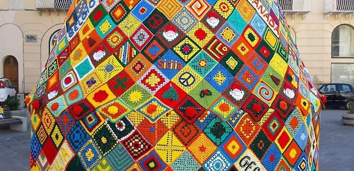 Ecco il mega albero di natale realizzato con centinaia e centinaia di mattonelle lavorate all'uncinetto 