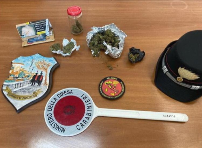 Caltagirone, marijuana nascosta nei bagni del liceo scientifico "Maiorana"