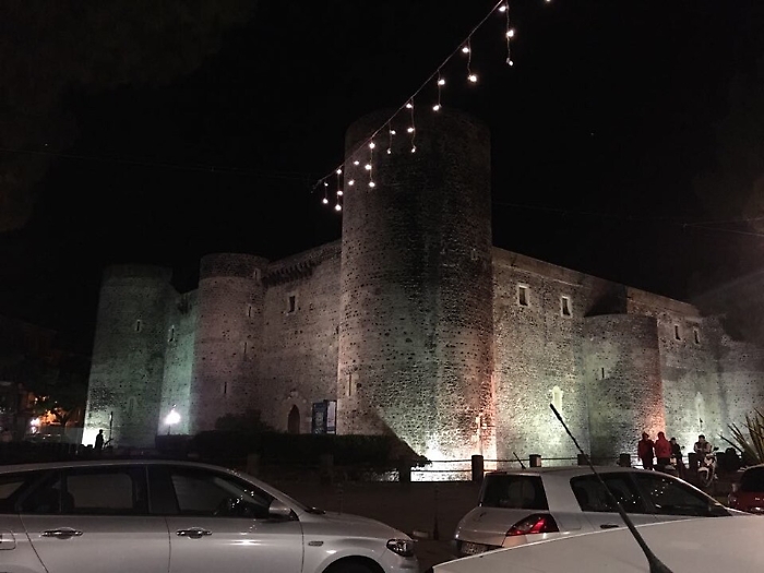 Catania, l'atmosfera del Natale brilla al Castello Ursino 