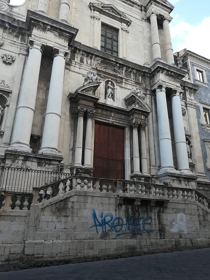 Catania, via dei Crociferi: barocco oscurato da scarabocchi