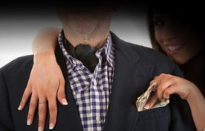 Motta Sant'Anastasia: badante arrestata per estorsione con il complice pregiudicato