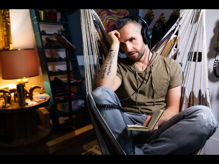 Roberto Casalino duetta con Fedez, Emma