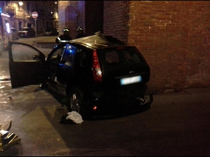 Auto contro pilone, due giovani morti