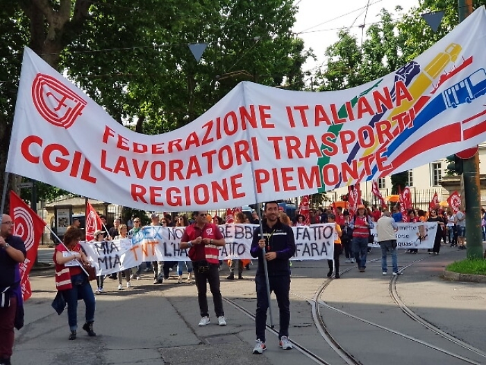 Fedex Tnt, lavoratori in corteo a Torino