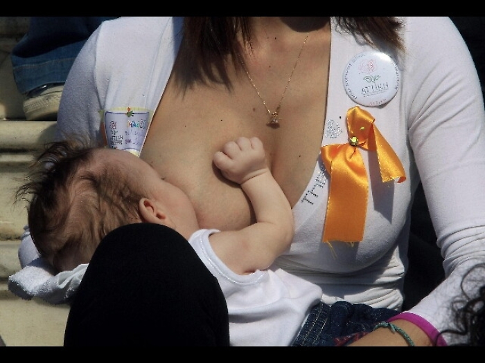 Bologna, mamma con neonata via da corso