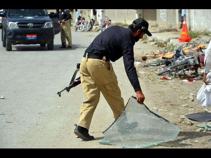 Pakistan: attentato a polizia, 4 feriti
