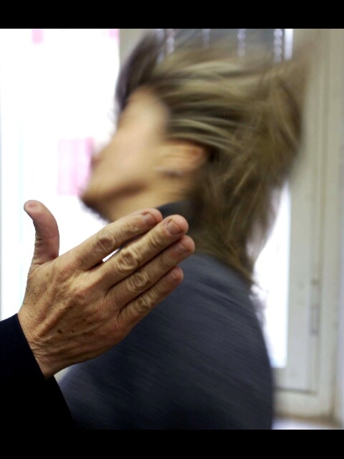 Tenta strangolare compagna e la violenta