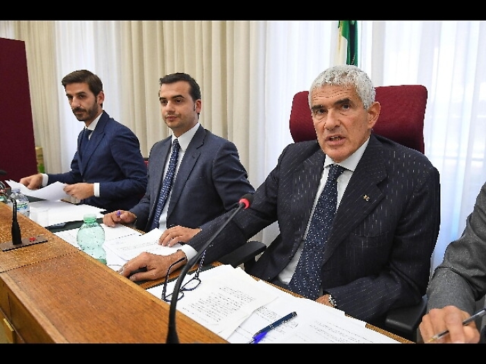 Banche:focus commissione su stipendi