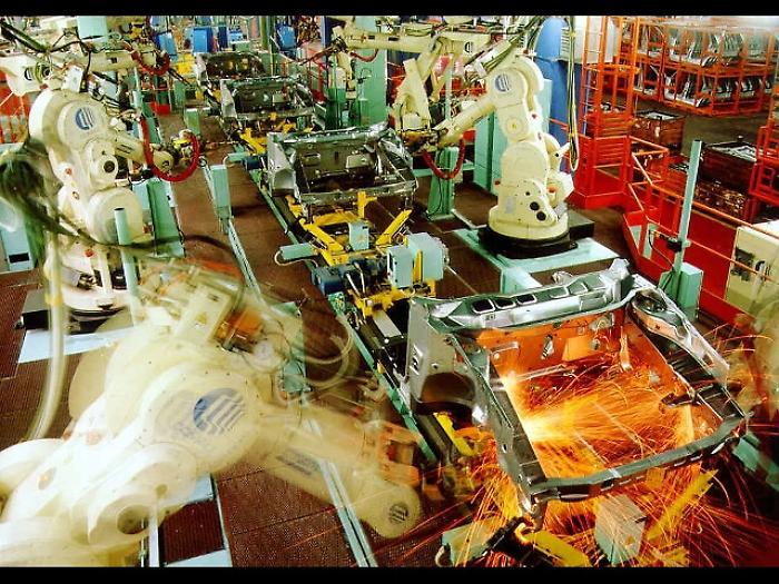 Industria, +0,4% su mese, -0,3% su anno