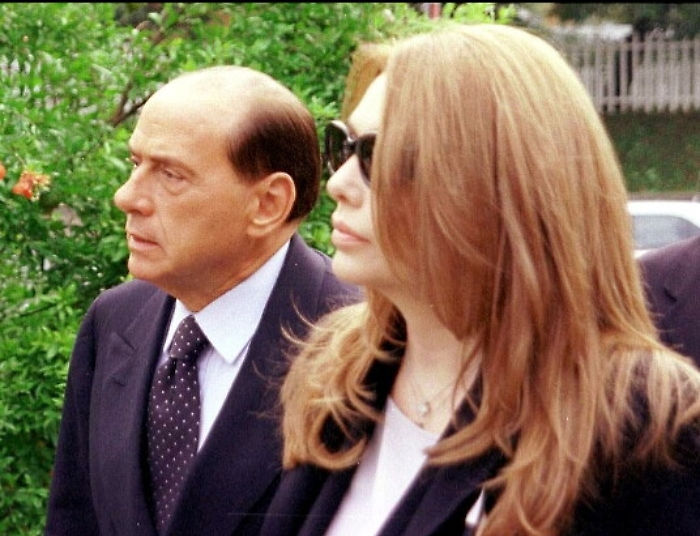 Cassazione d&agrave; ragione a Berlusconi: ex moglie deve restituire assegno di divorzio