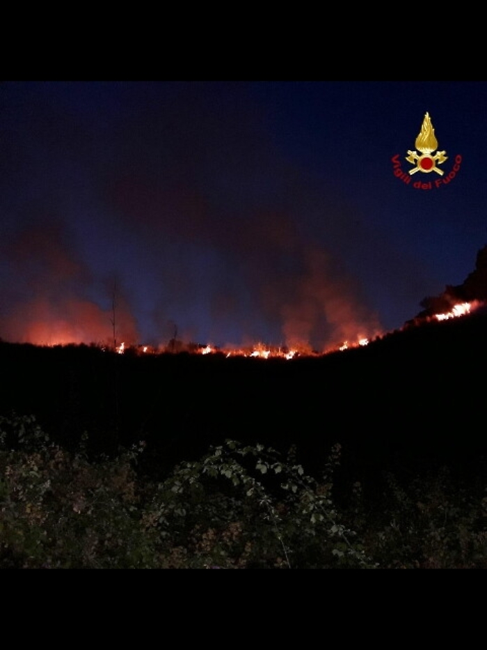 Fiamme nel Catanese, evacuate abitazioni