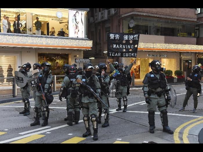 Hong Kong: polizia disinnesca due bome