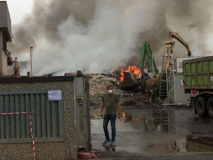 Incendio Mortara, ancora fiamme