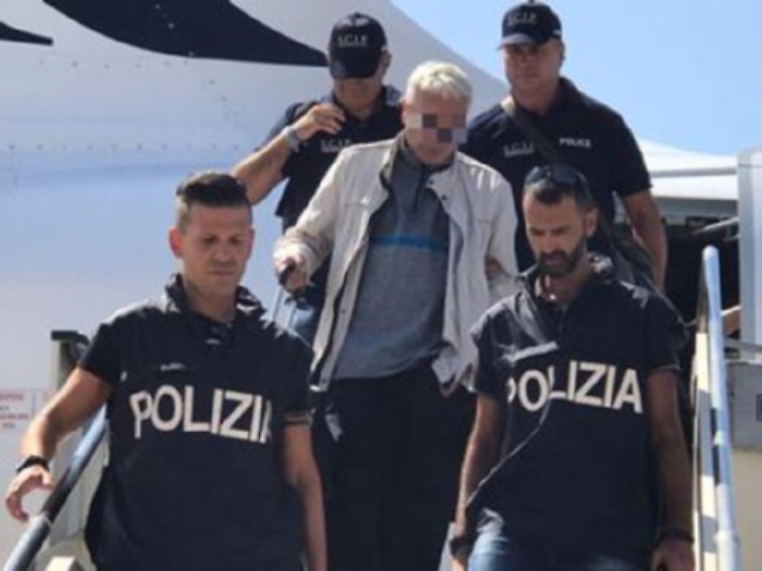 Il rientro di Corallo faccendiere catanese che fa tremare Fini Ieri l'arrivo a Roma dalle Antille Olandesi dopo l'arresto per riciclaggio. Sar&agrave; il teste-chiave nell'affaire Tulliani?