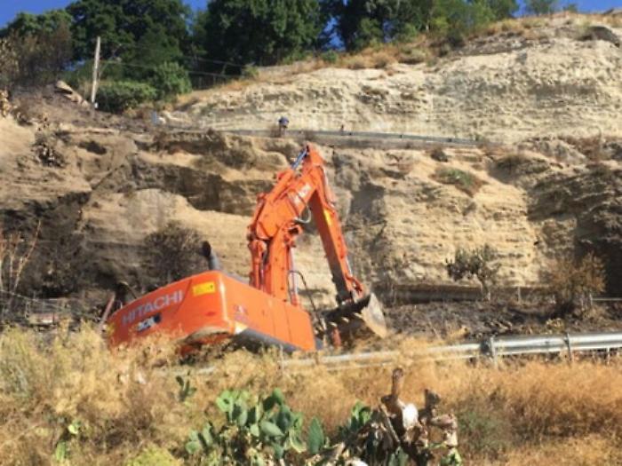 Enna, fratture nella roccia sulle pendici della Sp51: la strada resta chiusa