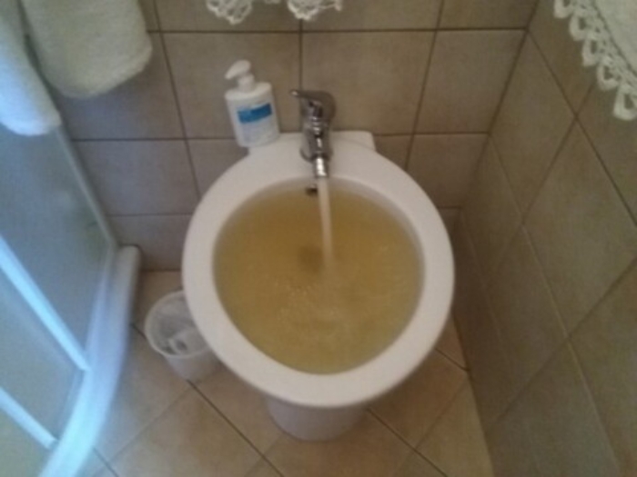 Acqua gialla dai rubinetti utenti adirati a Troina